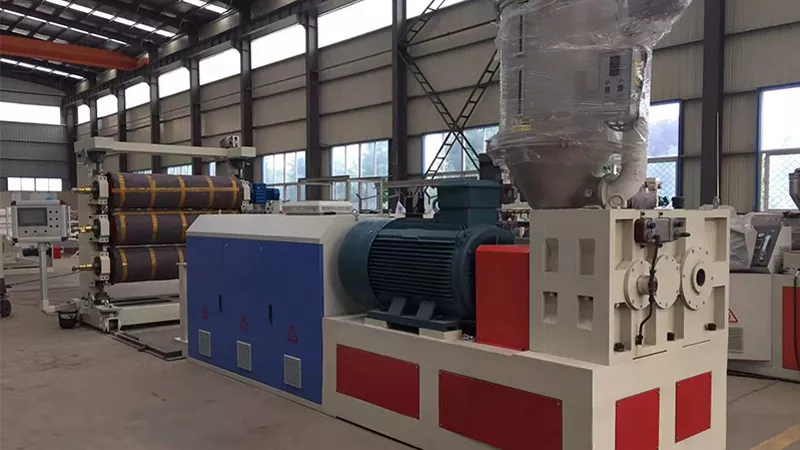 Máquina de cortina de puerta blanda: una herramienta de producción moderna eficiente, inteligente y respetuosa con el medio ambiente