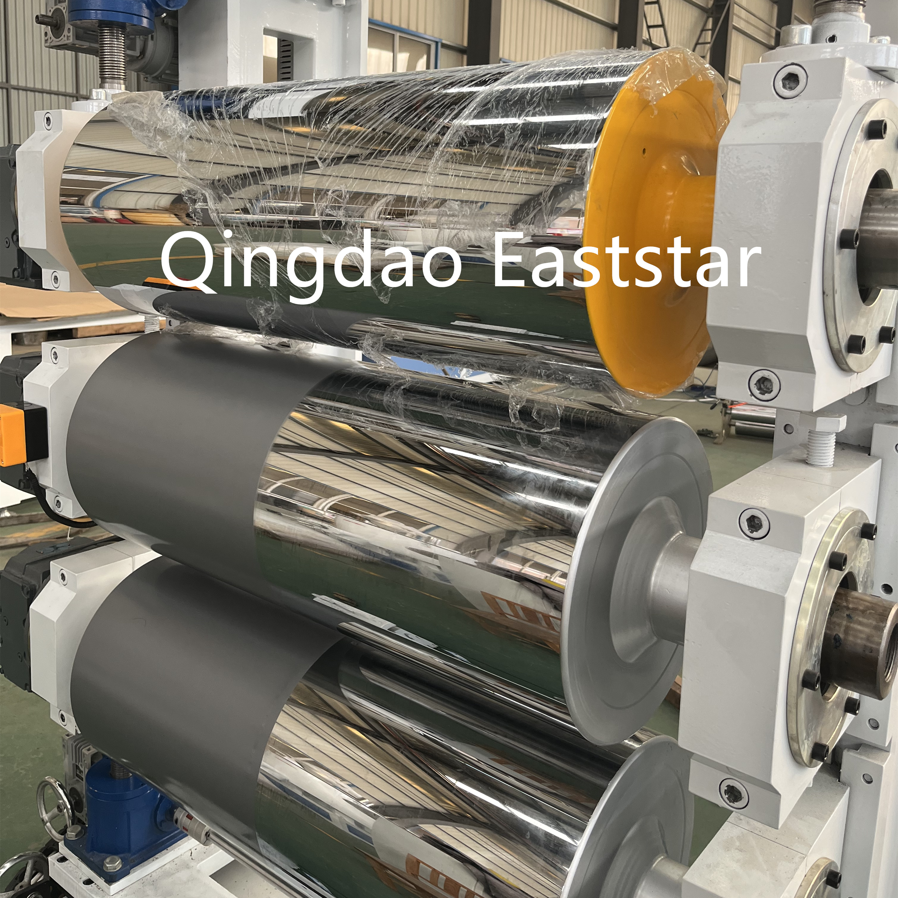Una máquina, calandria multiusos de tres rodillos