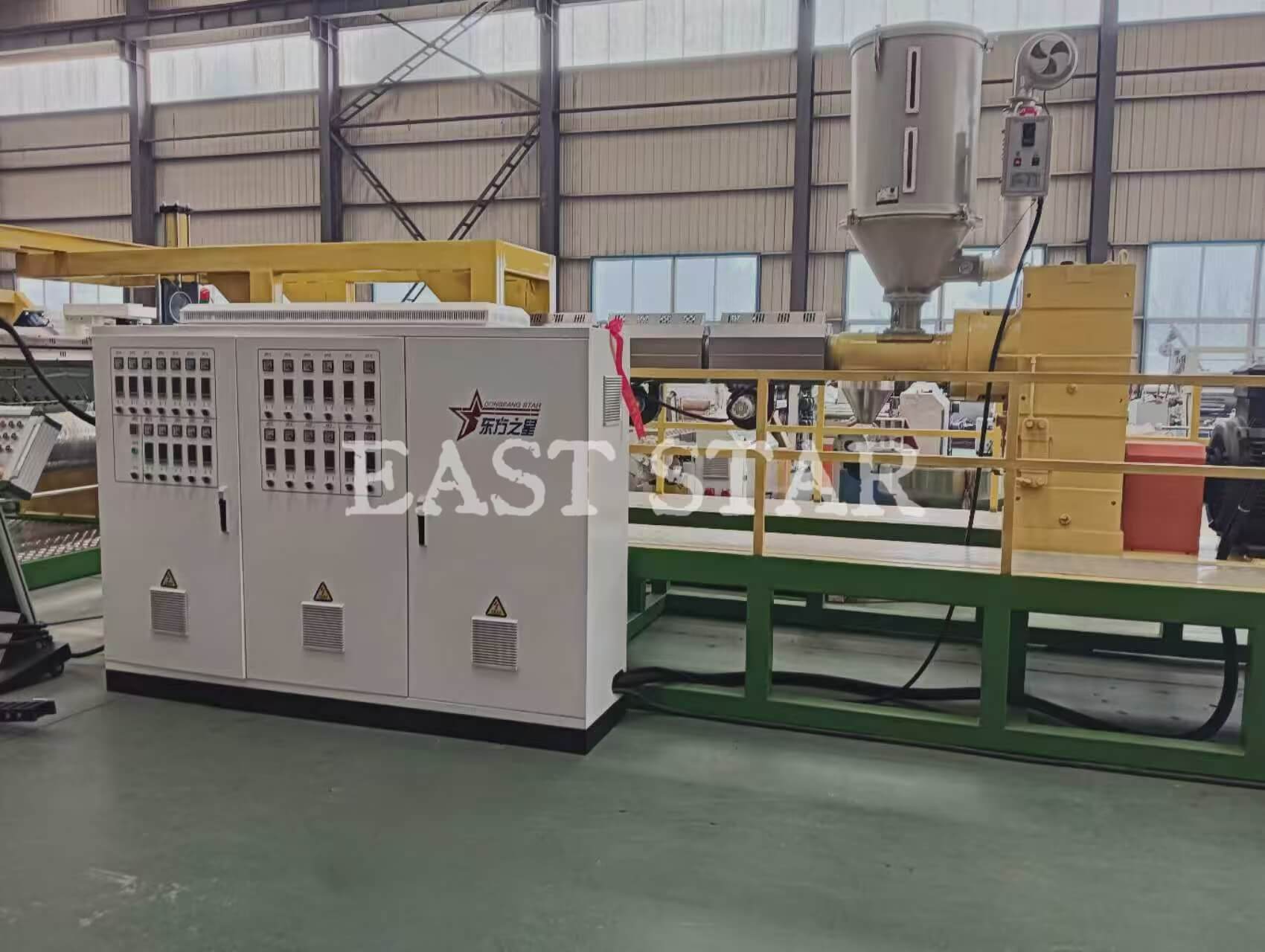¡Innovación revolucionaria! La nueva línea de extrusión de láminas con cinta de estiércol de 2,4 metros de Qingdao EASTSTAR sale con éxito de línea