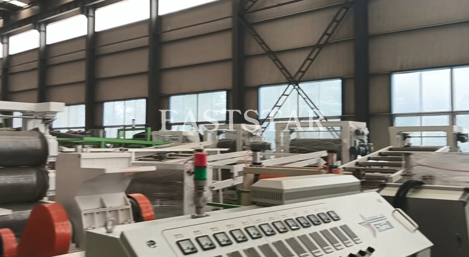 Visita de un cliente extranjero para la colaboración en la línea de extrusión de láminas de plástico ABS