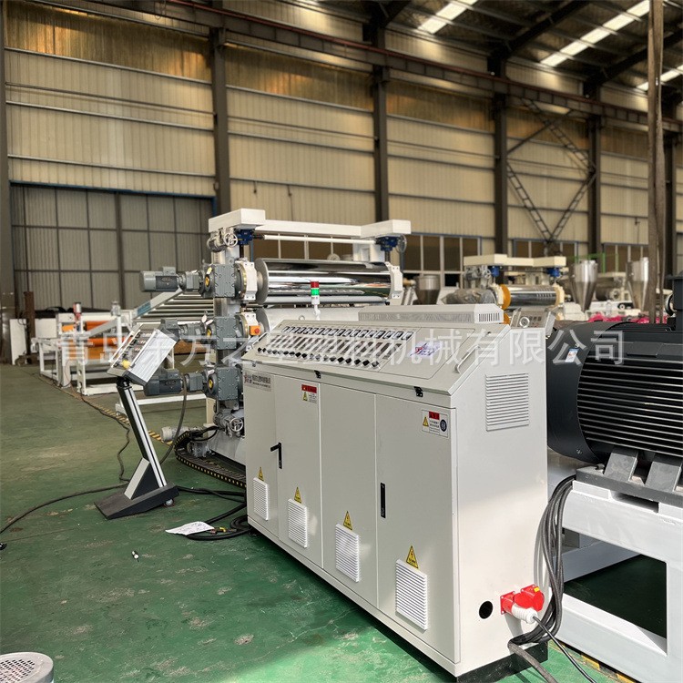 Visitas de clientes para la línea de producción de placas de PVC con patrón de diamante para ganadería