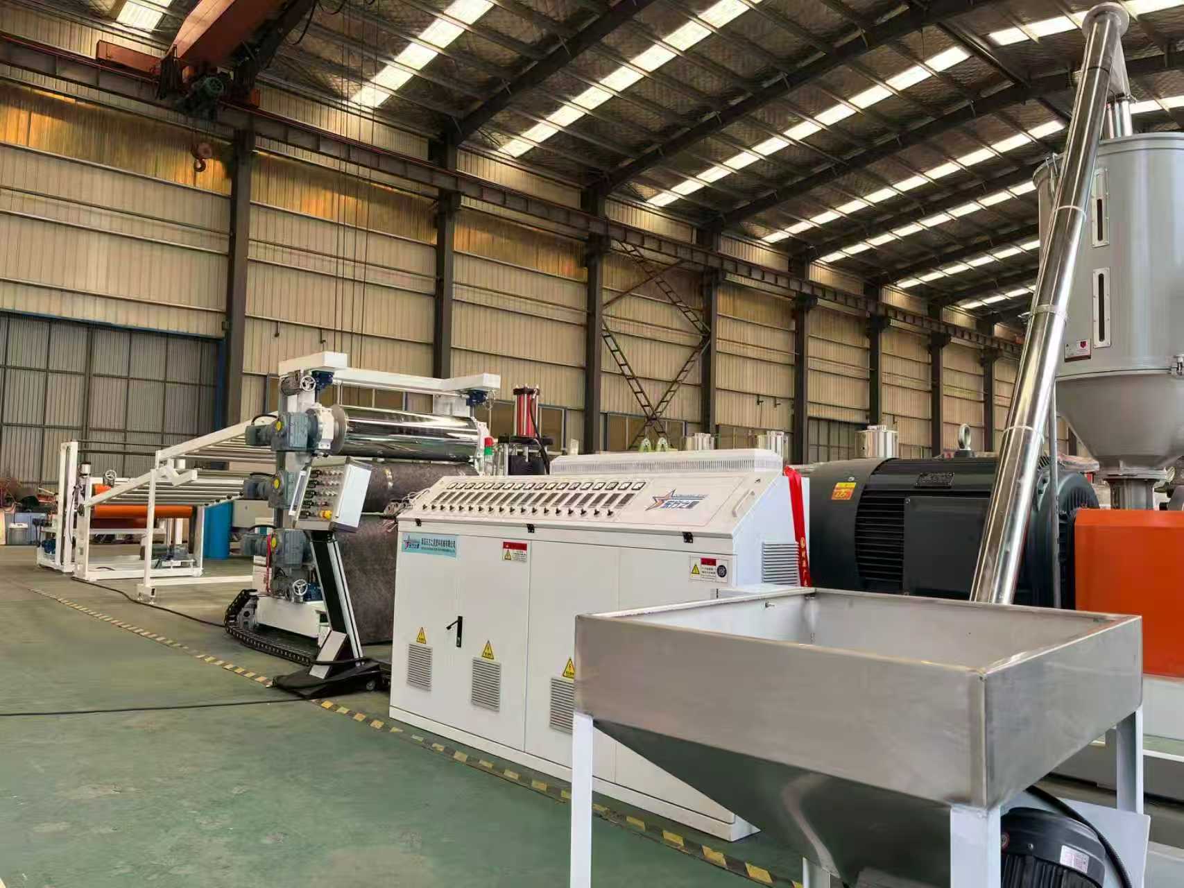 QINGDAO EASTSTAR da la bienvenida a los clientes para la inspección de equipos de alfombras antideslizantes TPE/TPV/TPU/TPR