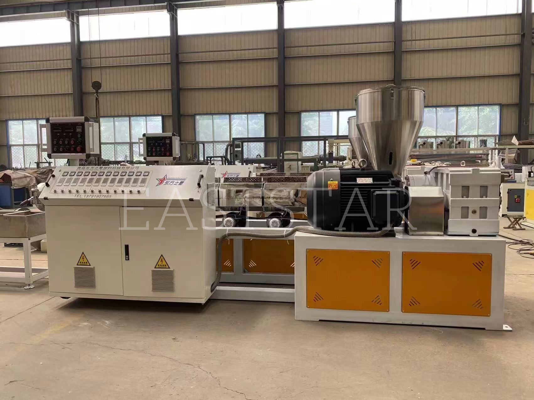 Nuestro equipo técnico está realizando el montaje de precisión del granulador de doble tornillo paralelo TSSK65 para nuestro cliente árabe.