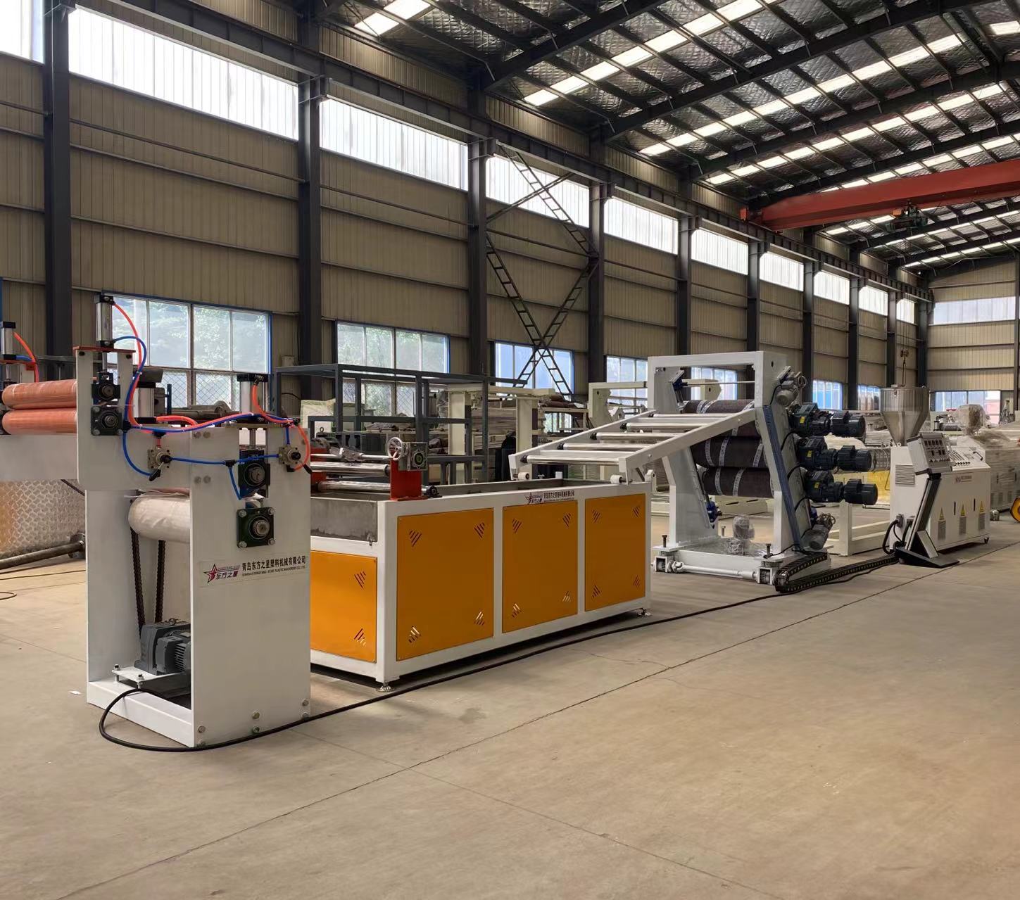 Las soluciones profesionales de la línea de producción de cortinas para puertas flexibles de PVC permiten una producción industrial eficiente de cortinas para puertas