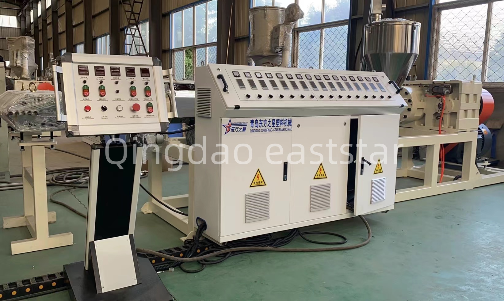 ¿Cómo garantiza una línea de producción profesional de paneles de drenaje de PE la calidad de los sistemas de drenaje de edificios?