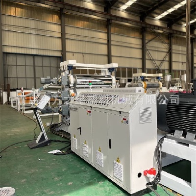 Fabricación de láminas flexibles: la línea de producción profesional de láminas flexibles de SPVC potencia el desarrollo moderno de materiales de construcción y ganadería