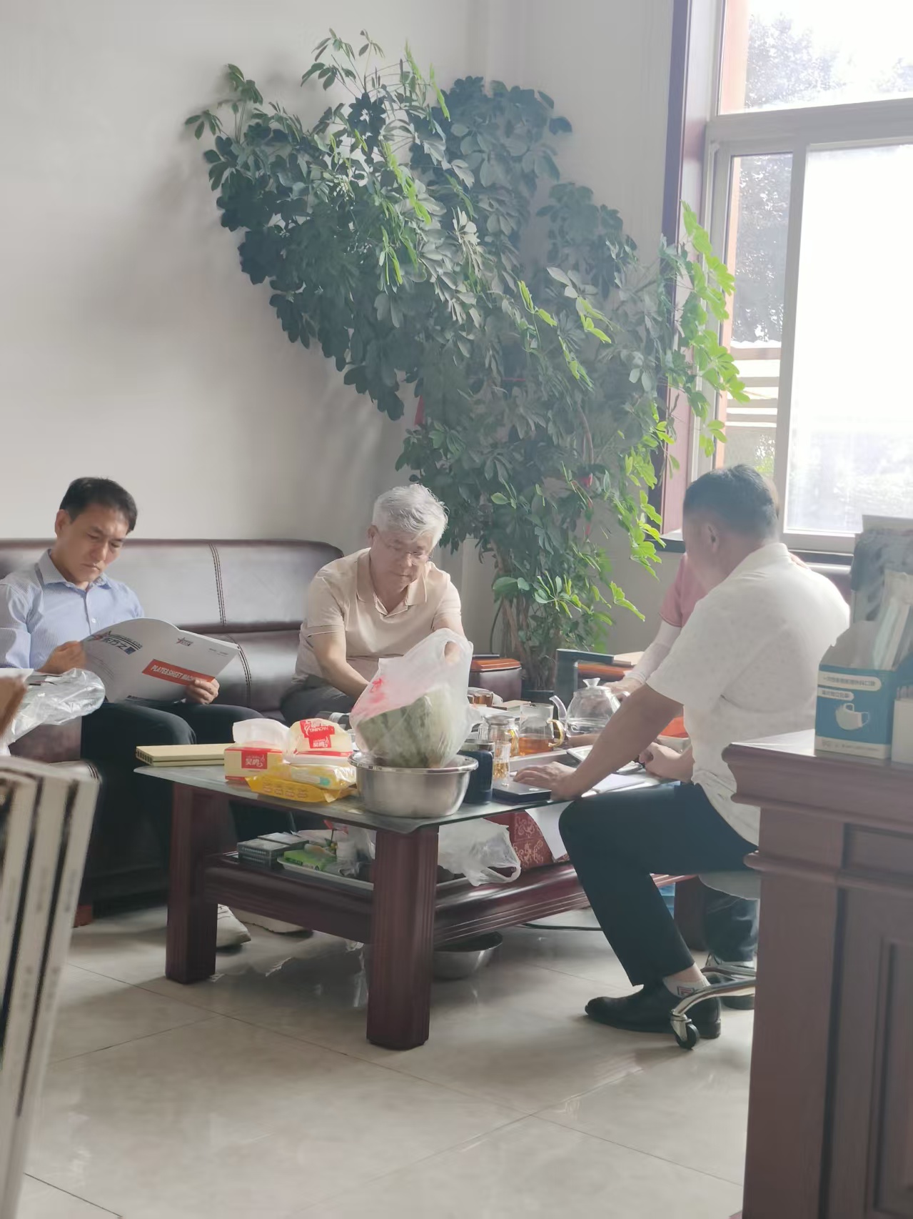 ​Para profundizar su presencia en los mercados extranjeros, un cliente surcoreano de larga data visitó una vez más nuestra empresa para inspeccionar nuestros equipos para pisos de PVC.